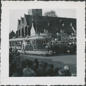 860050 Afbeelding van een 'bloementrein' van de NS tijdens de speciale optocht i.v.m. 10 jaar bevrijding op de St. ...